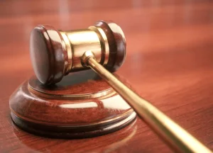 Halliburton Asbestos Trust Payments & Lawsuits 1 Courtroom with gavel and legal documents representing asbestos lawsuits.